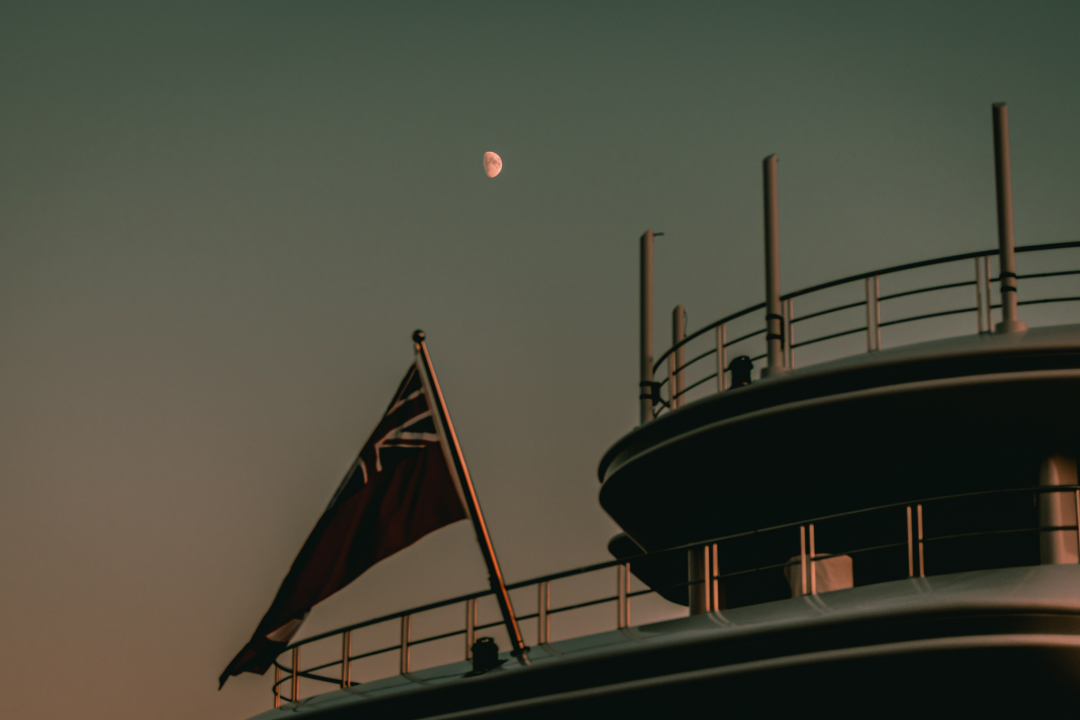 Grad je pun ljudi: Uz buru lakše se diše pa turisti, osim u čarobnom zalasku, uživaju u prešetavanju rivom!