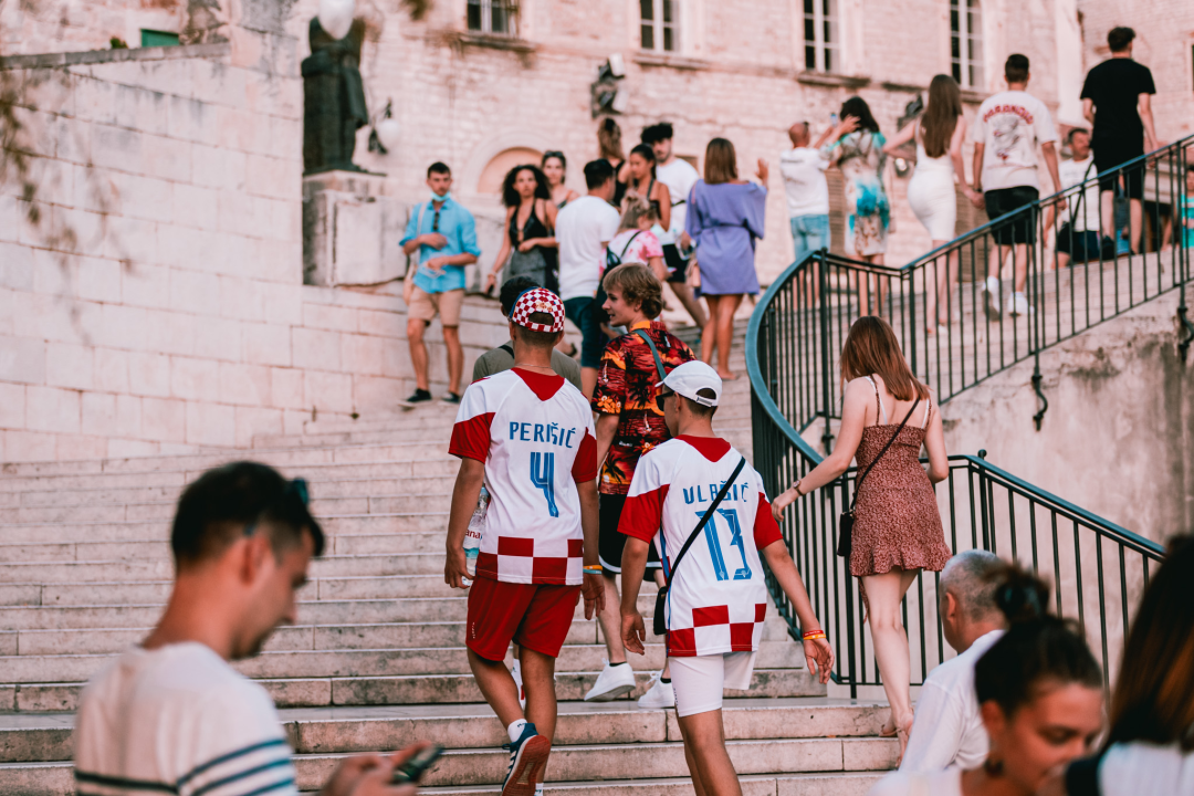 Grad je pun ljudi: Uz buru lakše se diše pa turisti, osim u čarobnom zalasku, uživaju u prešetavanju rivom!