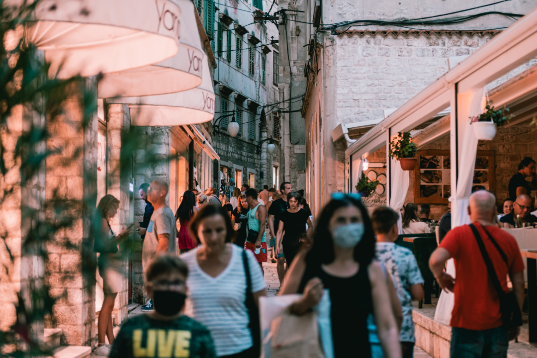 Grad je pun ljudi: Uz buru lakše se diše pa turisti, osim u čarobnom zalasku, uživaju u prešetavanju rivom!