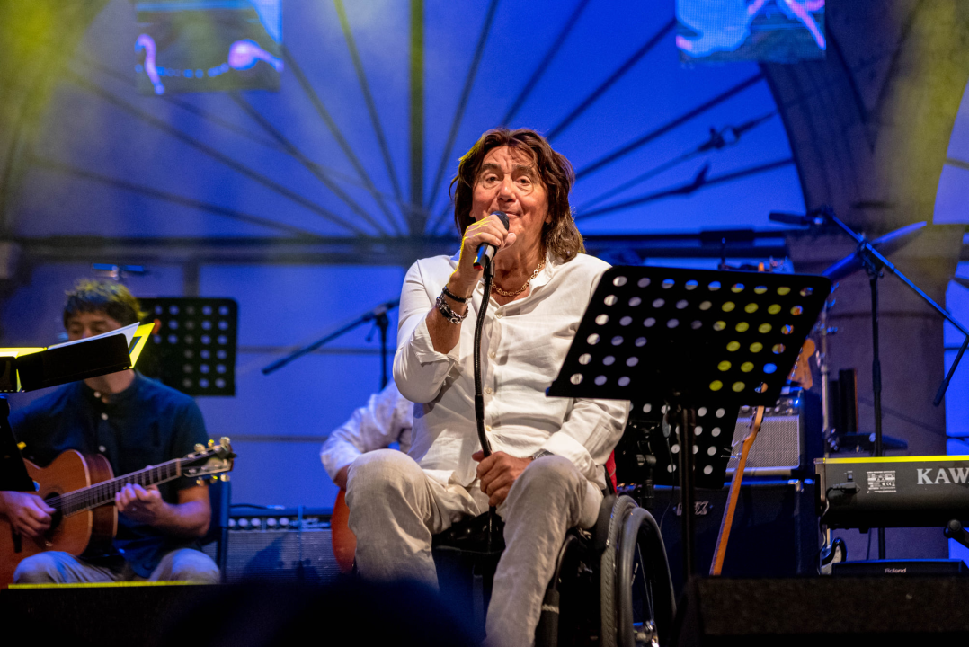 Odijela, ležerne košulje, otkačene kombinacije, svečane haljine: Pogledajte što se nosilo na pozornici 24. Šansone