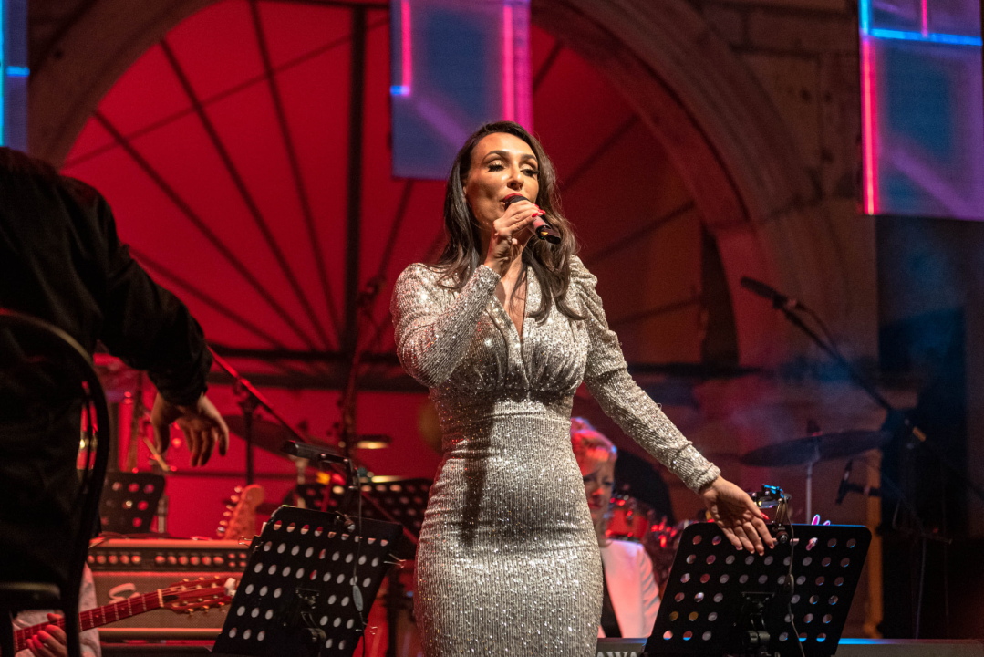 Odijela, ležerne košulje, otkačene kombinacije, svečane haljine: Pogledajte što se nosilo na pozornici 24. Šansone