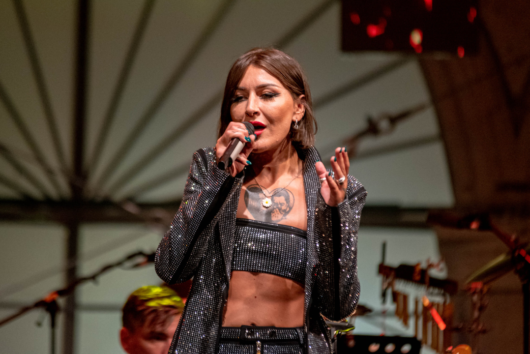 Odijela, ležerne košulje, otkačene kombinacije, svečane haljine: Pogledajte što se nosilo na pozornici 24. Šansone