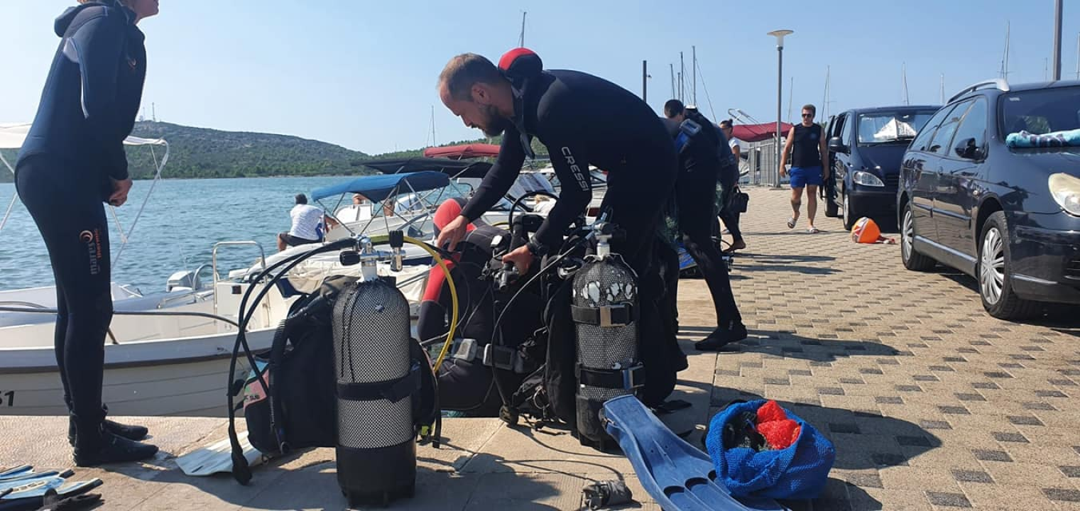 Volonteri izvadili hrpe smeća iz mora u Pirovcu: Morski konjic posebno je obradovao ronioce