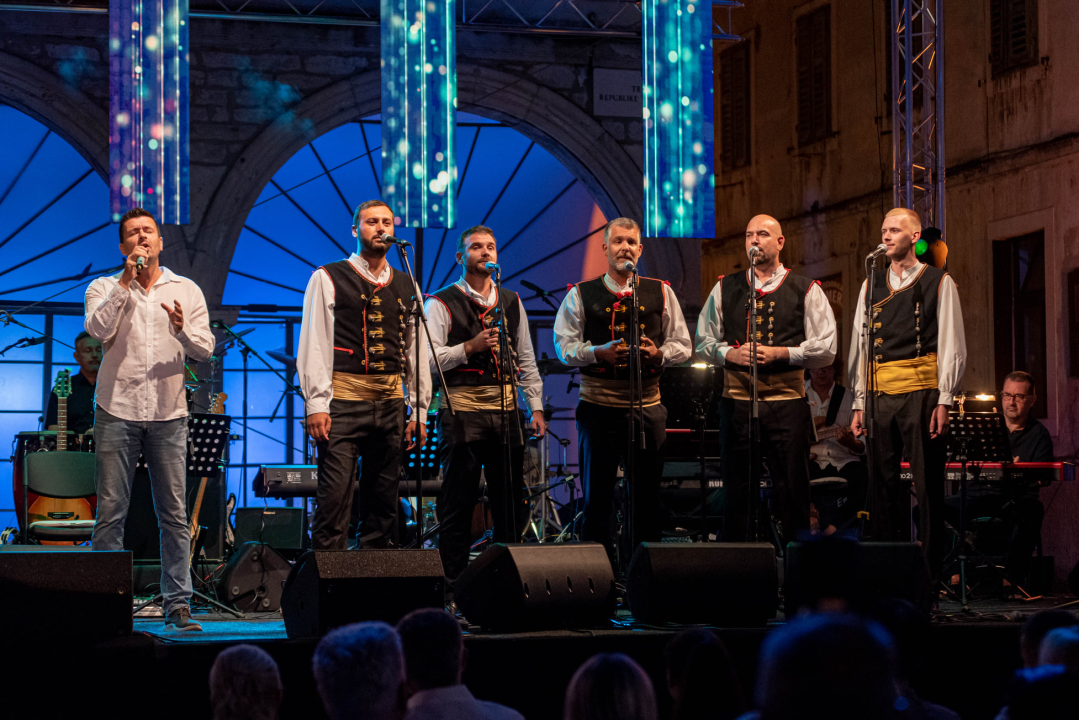 Odijela, ležerne košulje, otkačene kombinacije, svečane haljine: Pogledajte što se nosilo na pozornici 24. Šansone