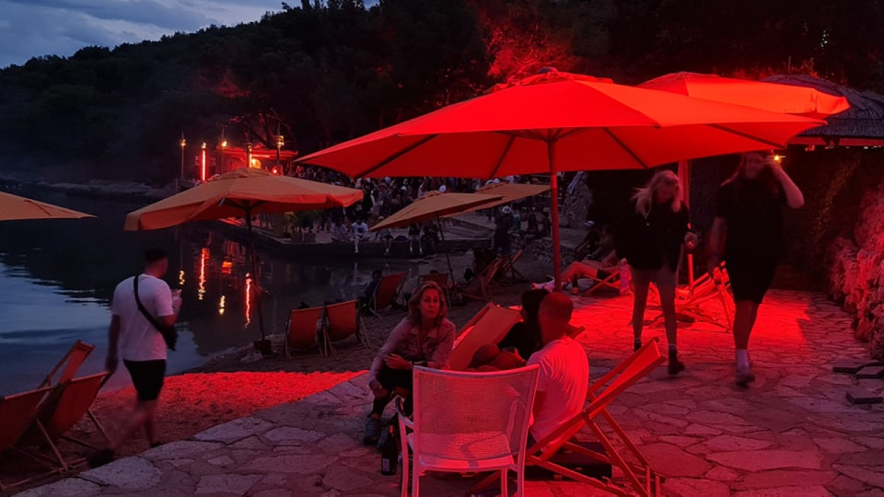 Ljeto je malo popustilo, ali u Tisnom se i dalje pleše: 'Engleza na Gardenu ima ko Rusa'