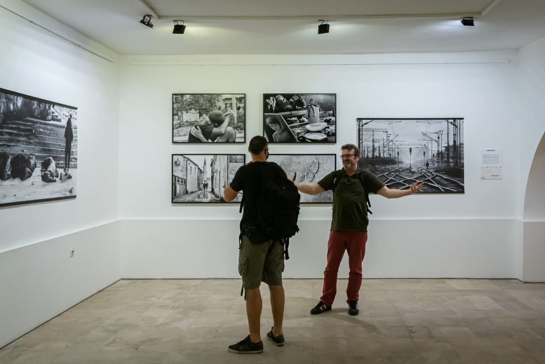 Izložbom fotografija  'On the move' počeo je 9. Fališ: 'Jedna borba, još jedno mjesto'