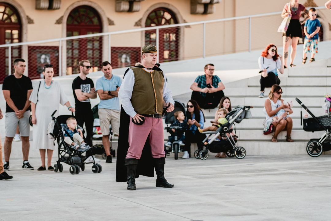 Šibenik se vratio u srednji vijek: Gradska straža i vitezovi kod katedrale ‘upali’ na vjenčanje!