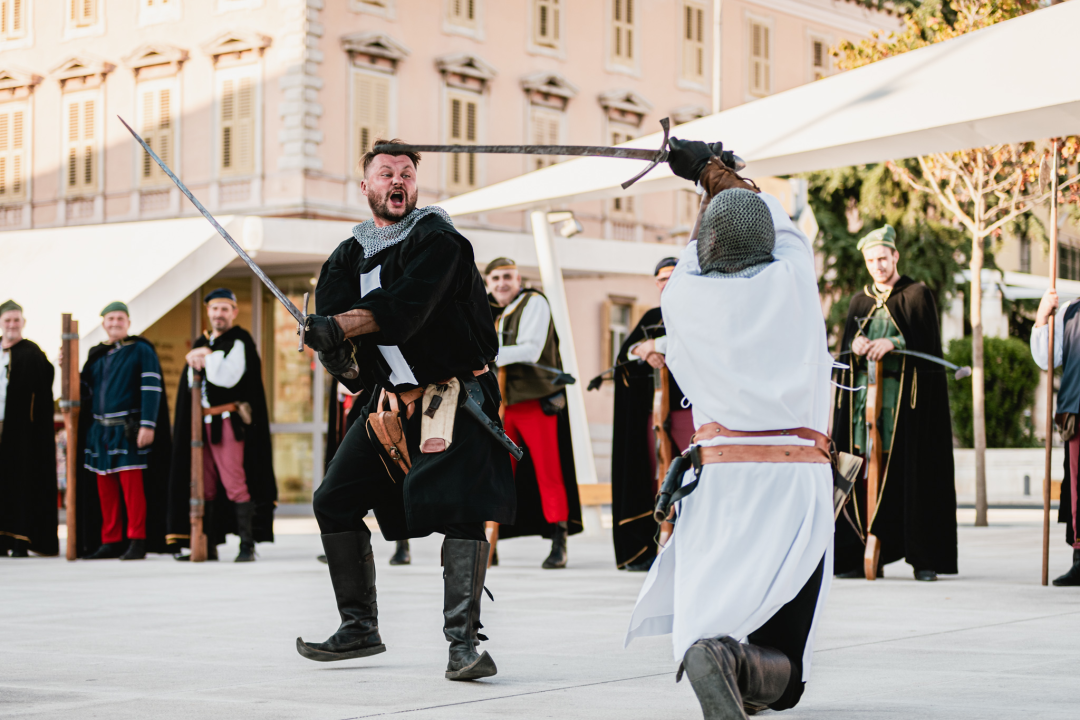 Šibenik se vratio u srednji vijek: Gradska straža i vitezovi kod katedrale ‘upali’ na vjenčanje!