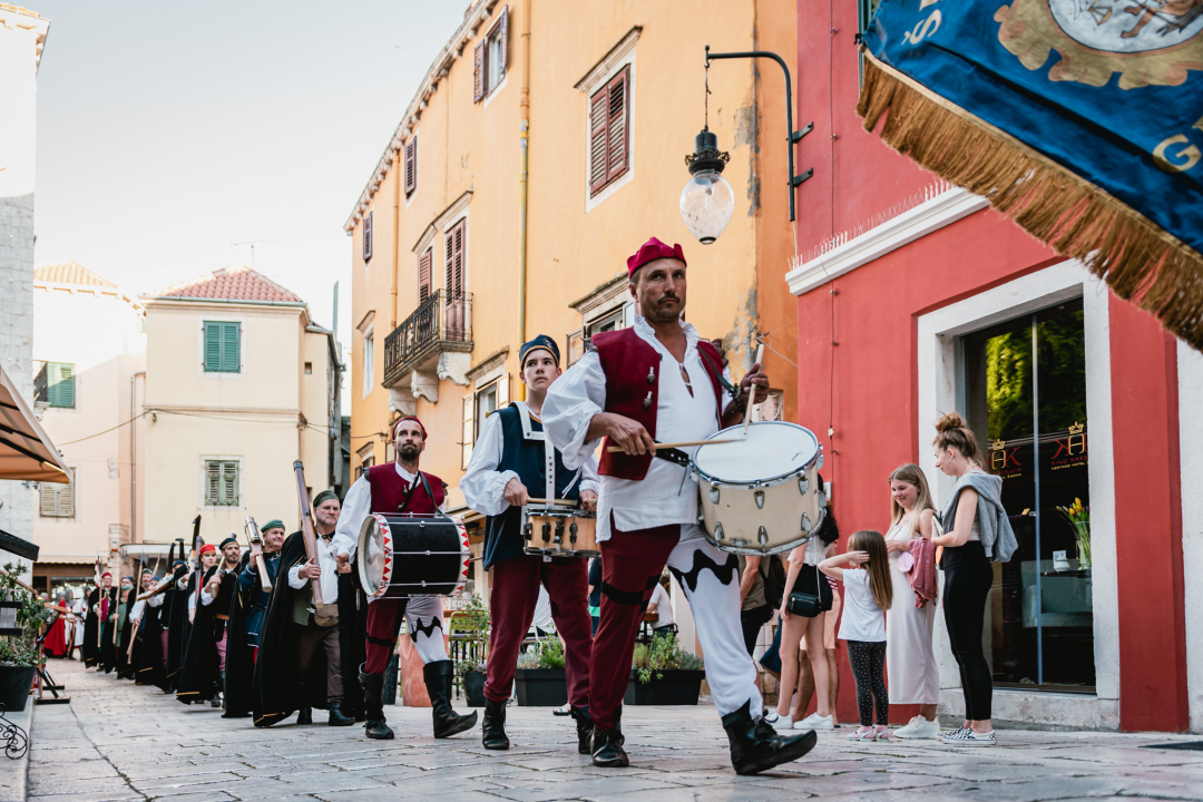Šibenik se vratio u srednji vijek: Gradska straža i vitezovi kod katedrale ‘upali’ na vjenčanje!