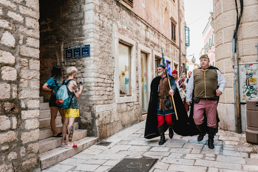Šibenik se vratio u srednji vijek: Gradska straža i vitezovi kod katedrale ‘upali’ na vjenčanje!