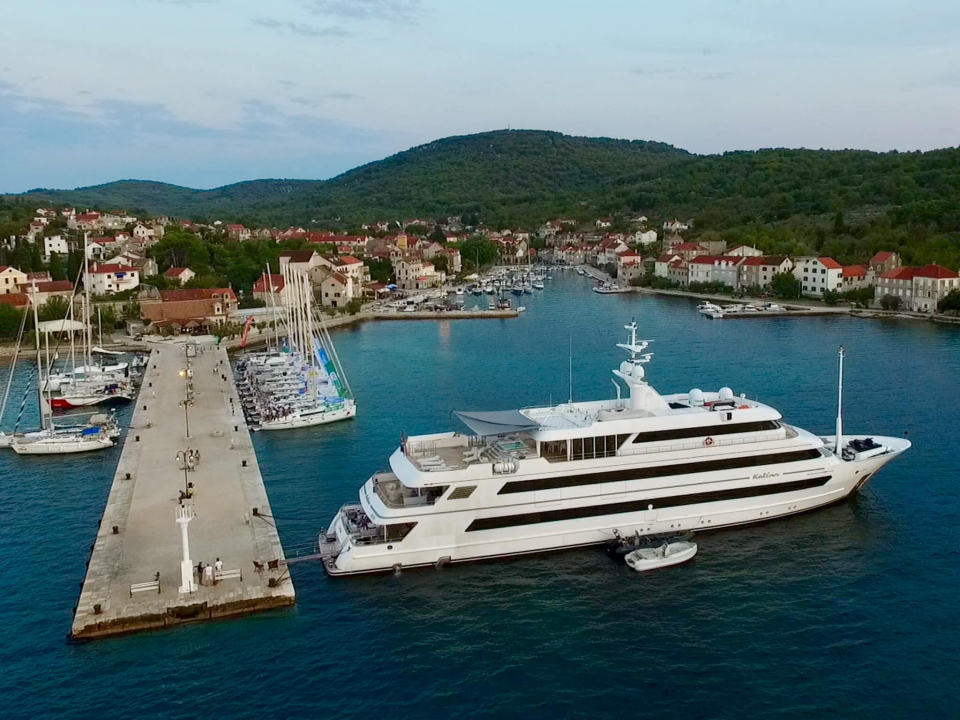 Jahta čiji tjedni najam košta 300 tisuća eura mami poglede na Zlarinu, pogledajte kakva je iznutra
