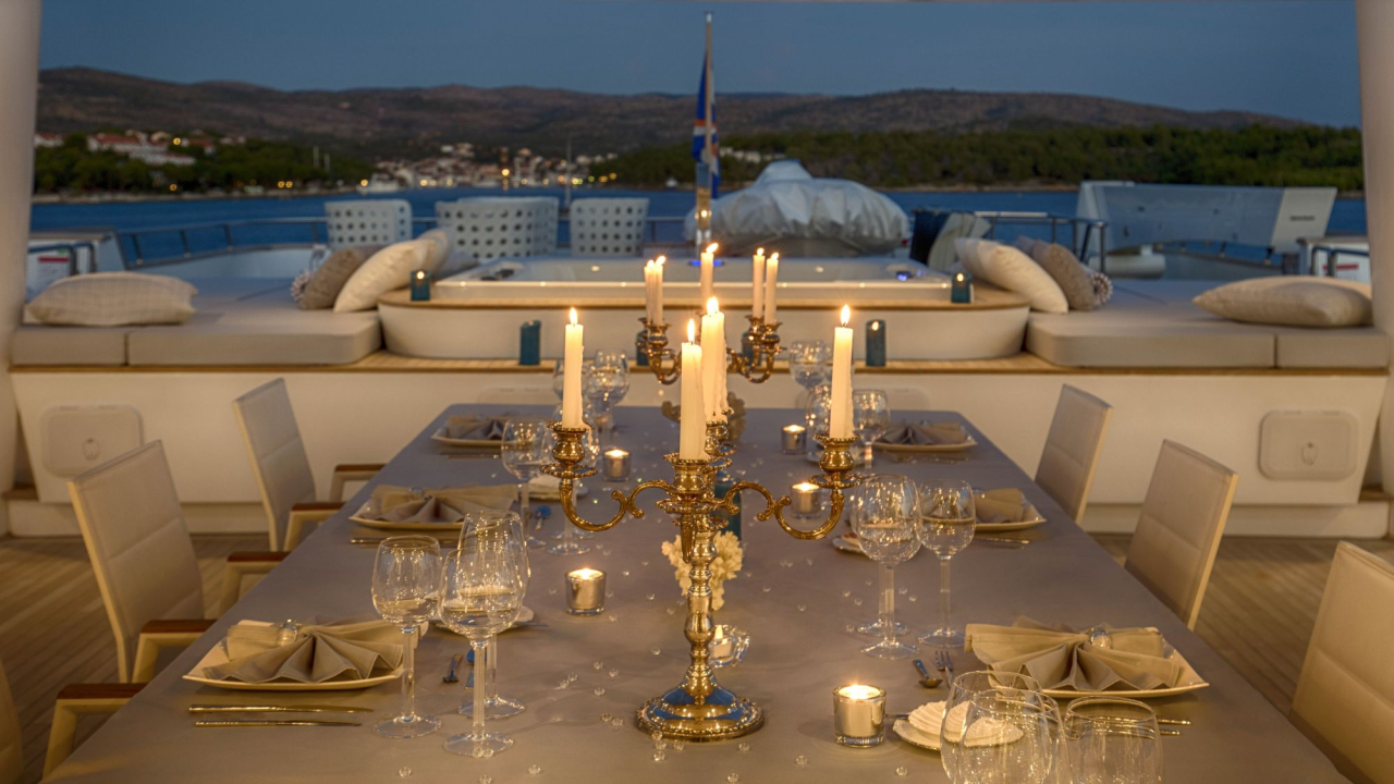 Jahta čiji tjedni najam košta 300 tisuća eura mami poglede na Zlarinu, pogledajte kakva je iznutra