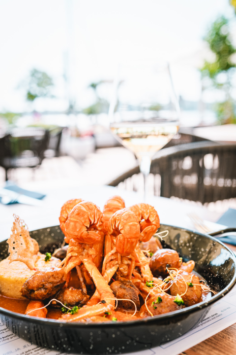 Terasa hotela Jadran ovog ljeta ‘vraćena’ Šibenčanima, a svirke uživo nastavljaju i nakon sezone! 