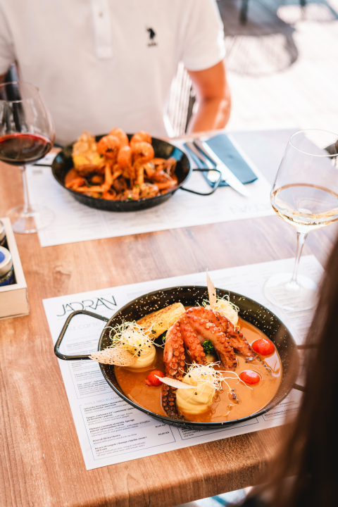 Terasa hotela Jadran ovog ljeta ‘vraćena’ Šibenčanima, a svirke uživo nastavljaju i nakon sezone! 