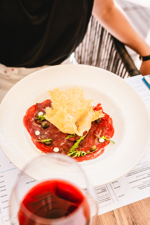 Terasa hotela Jadran ovog ljeta ‘vraćena’ Šibenčanima, a svirke uživo nastavljaju i nakon sezone! 