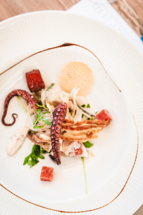 Terasa hotela Jadran ovog ljeta ‘vraćena’ Šibenčanima, a svirke uživo nastavljaju i nakon sezone! 