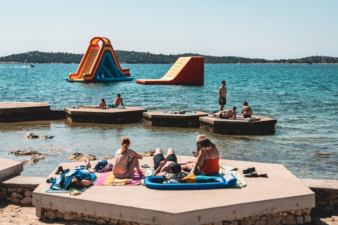 Vodičke plaže i dalje mirišu na ljeto: Mjesta za ručnike ima i viška, u restoranima i barovima stol se pronađe bez problema!