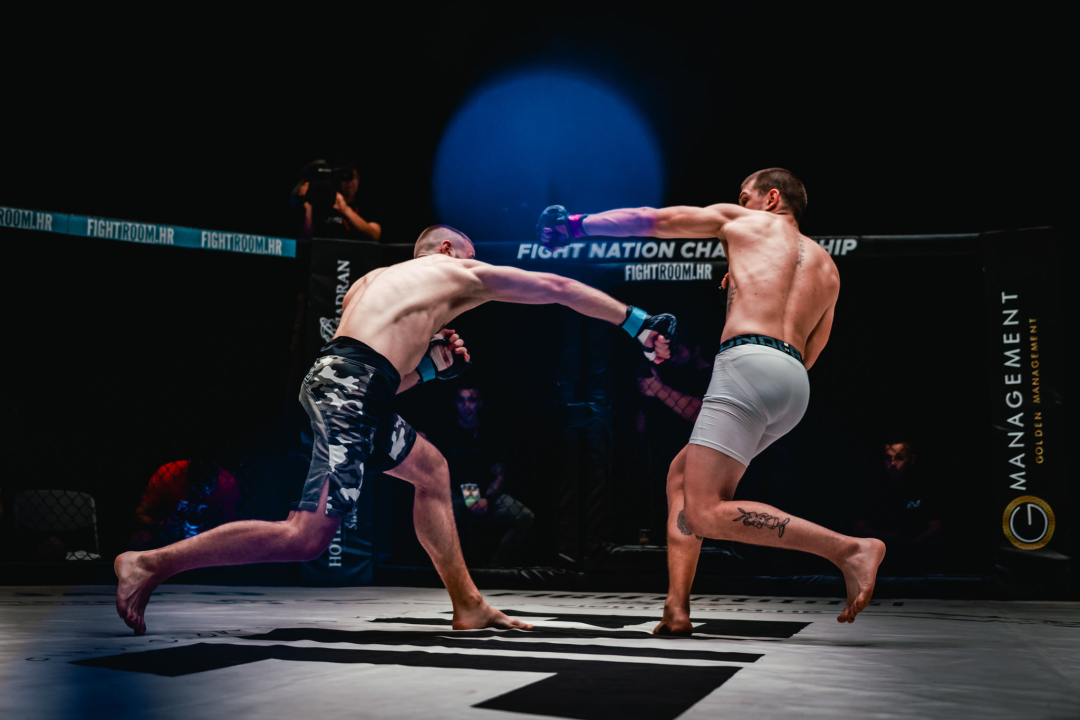 Borilački spektakl na Tvrđavi sv. Mihovila: ‘Croata‘ uspavao Vasu Bakočevića u prvoj rundi borbe 