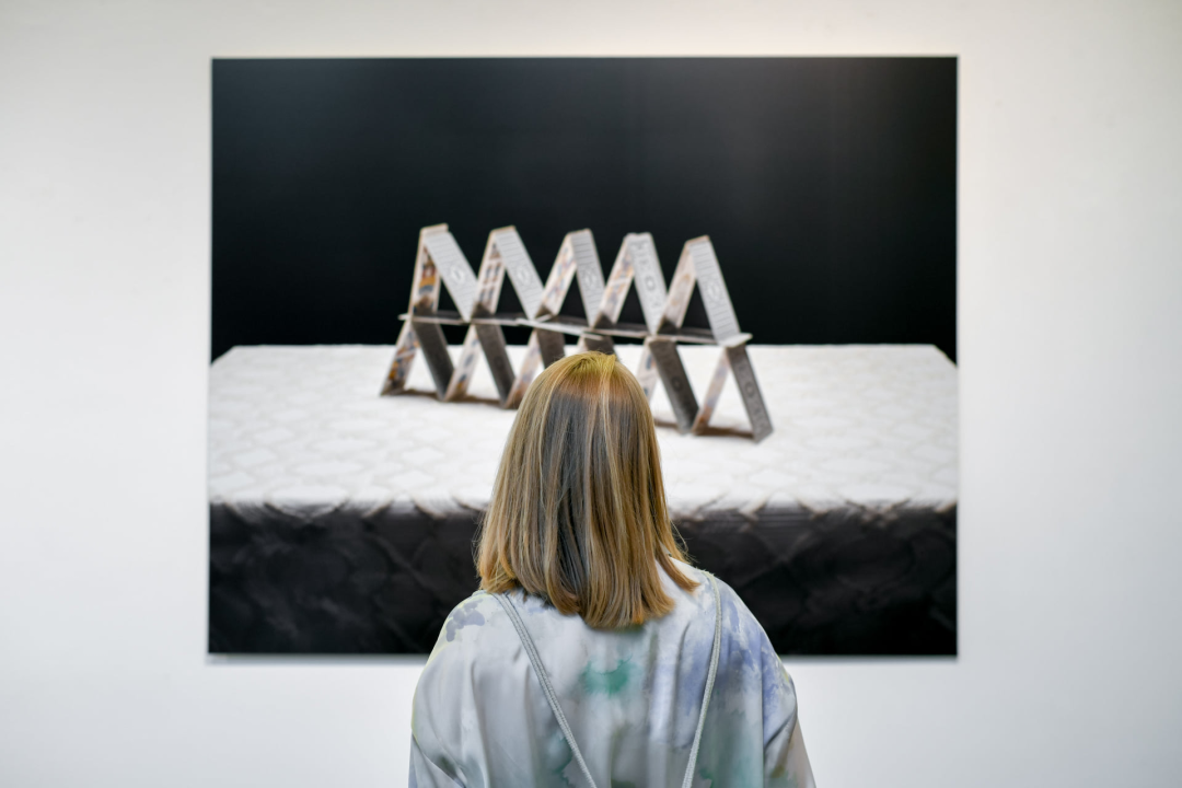 Ivan Buvinić ogolio osobne traume izložbom fotografija: 'Obiteljski stol svjedok je ljudskih odnosa' 