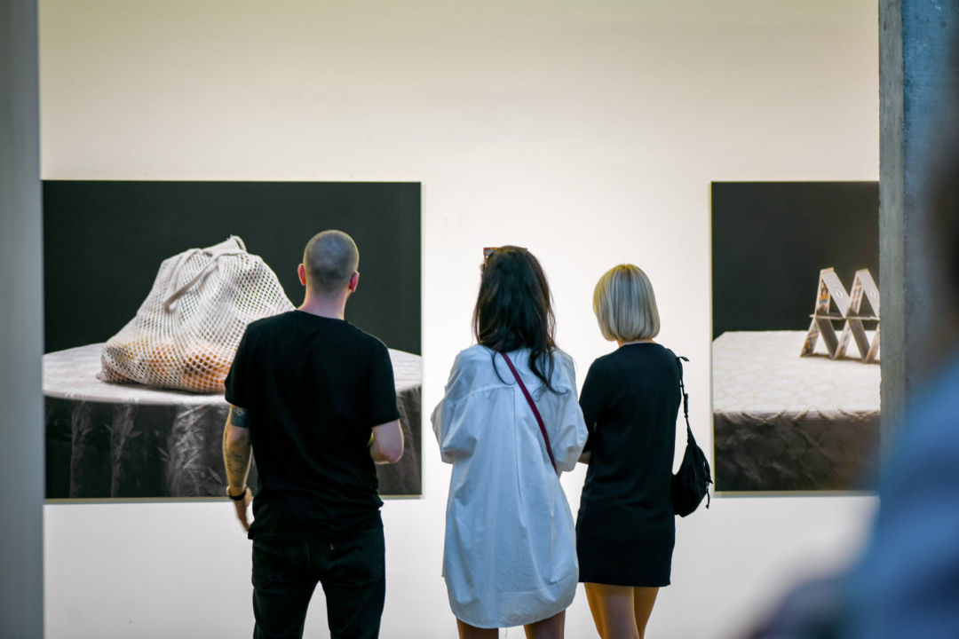 Ivan Buvinić ogolio osobne traume izložbom fotografija: 'Obiteljski stol svjedok je ljudskih odnosa' 