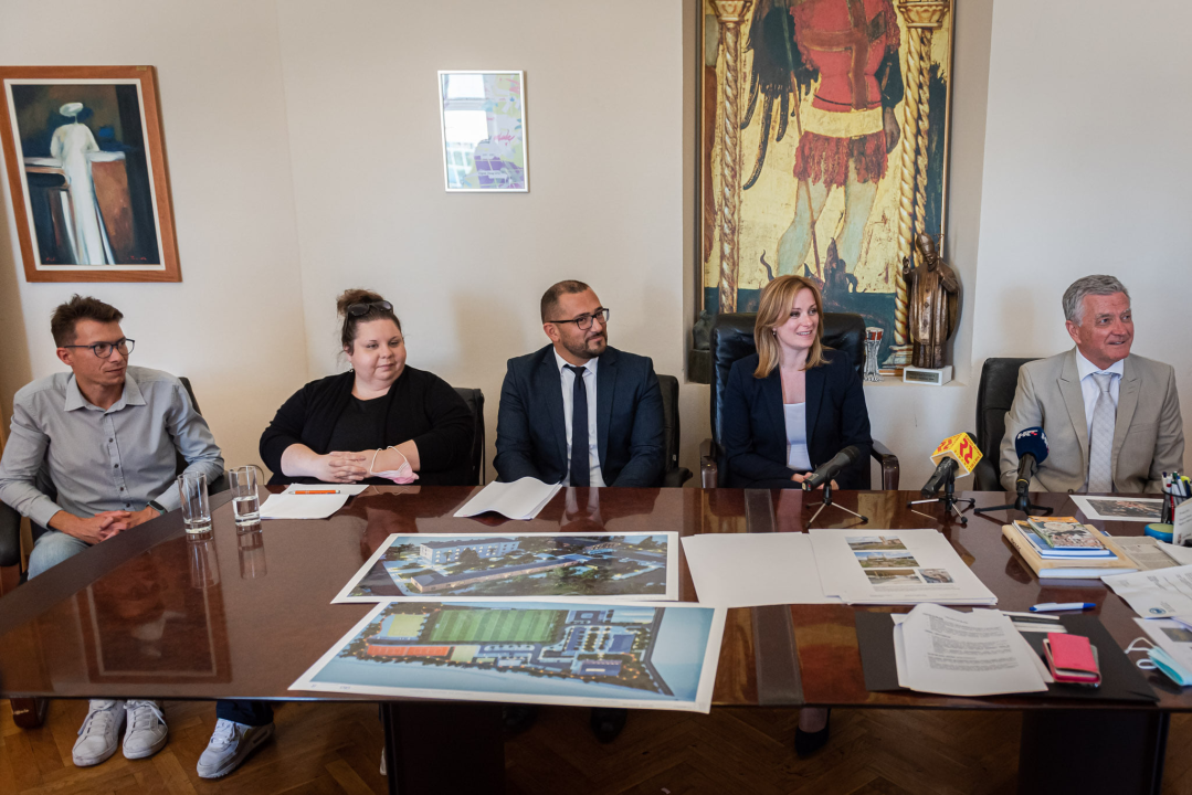 Burić državnoj tajnici predstavio projekte za mlade u Mandalini, ali nije rekao da uz njih dolazi i smrad kolektora!