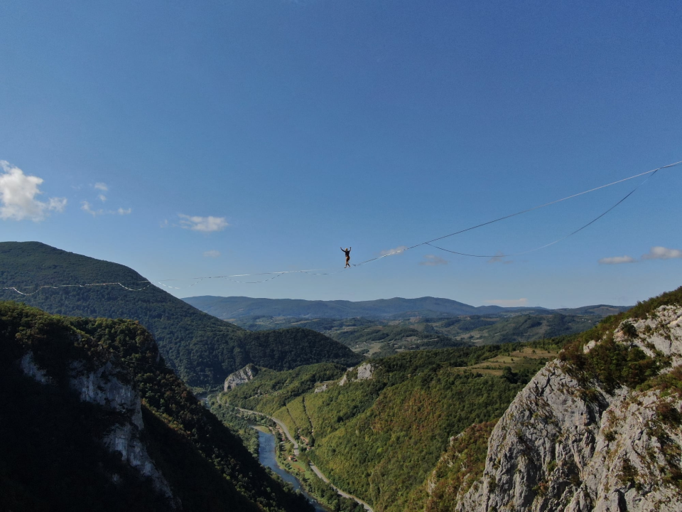 Ova silueta nad kanalom je Šibenčanka Antonia Gašperov: 'Highline je sigurniji od vožnje autom, a adrenalin je najveći neprijatelj u zraku'