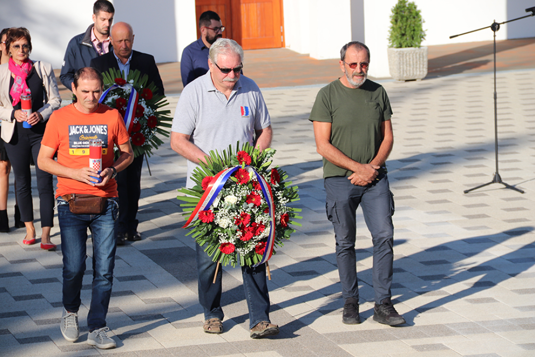 Na Kvanju položeni vijenci i zapaljene svijeće za sugrađane koji su kroz povijest dali doprinos za Šibenik