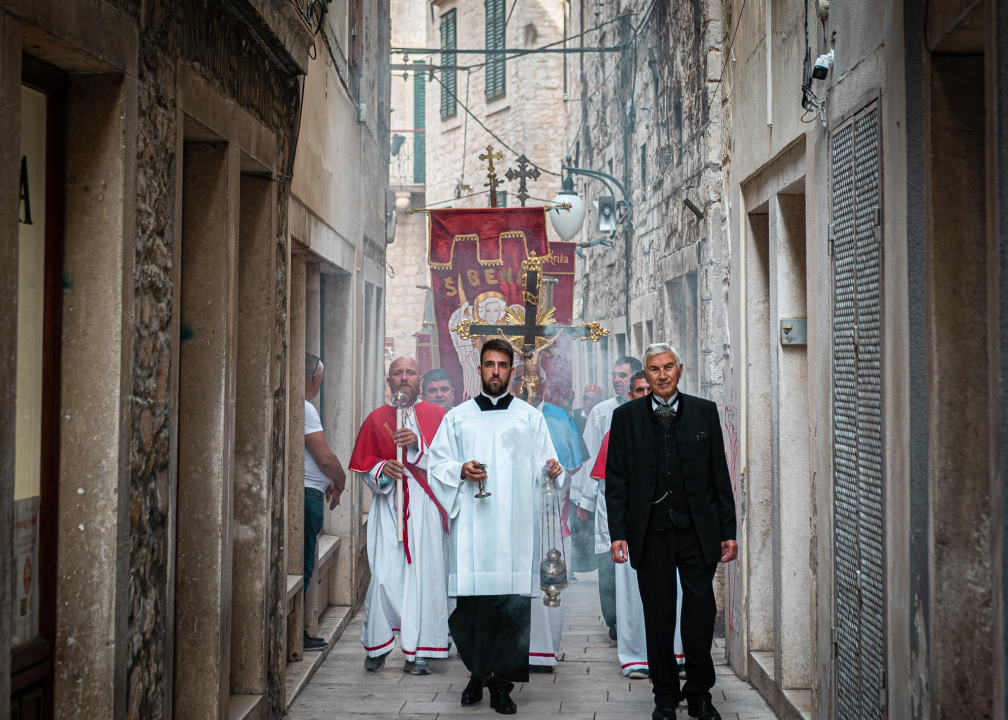 Tradicionalnom procesijom i misom Šibenčani proslavili Dan grada: Donosimo fotogaleriju 
