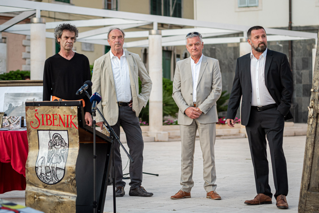 Brončana skulptura stare gradske jezgre Zvonimira Vile pred gradskom upravom: 'Uhvaćen je labirintski osjećaj grada, jedinstven za Šibenik'