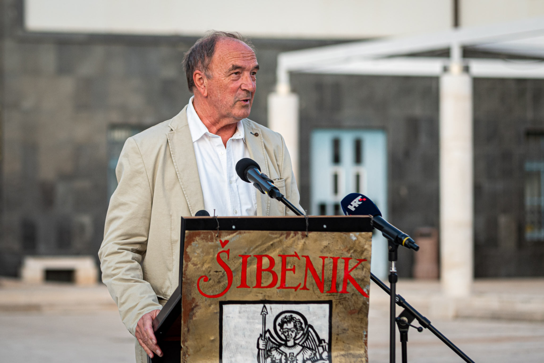 Brončana skulptura stare gradske jezgre Zvonimira Vile pred gradskom upravom: 'Uhvaćen je labirintski osjećaj grada, jedinstven za Šibenik'