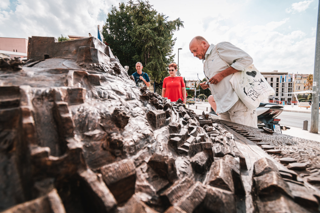 Nakon svečanog otkrivanja, uslijedilo je detaljno proučavanje: 'Dobro je to napravljeno, ali ovakva stvar treba na Poljanu' 