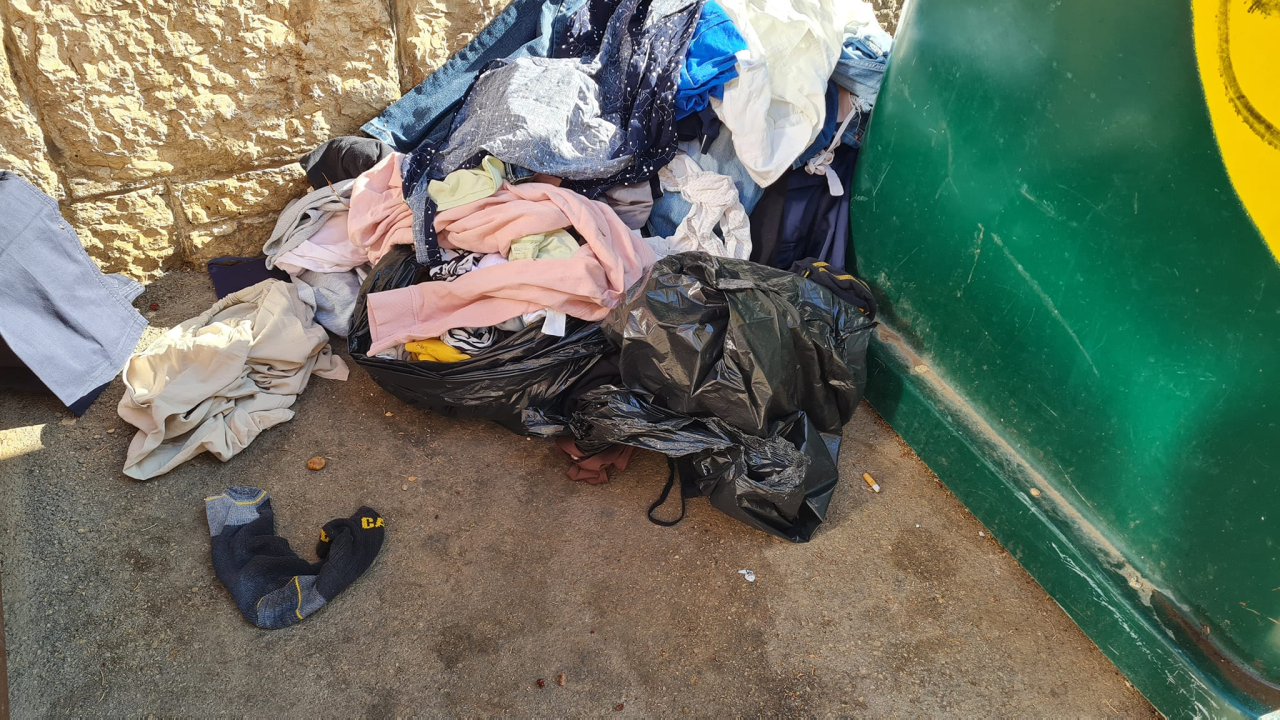 Stara roba kipi iz kontejnera po Šibeniku: Tekstilna industrija je ogroman problem u cijelom svijetu