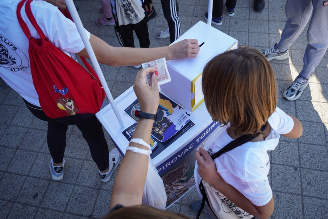 Pogledajte kako je Svjetski dan hodanja obilježen u Pirovcu: Skupljalo se i za pomoć maloj Kiari   