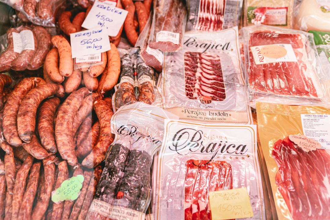 Zima je, kažu, hladna i strašna, ali uz Delikatese Petrović bit će vam toplo barem oko srca!