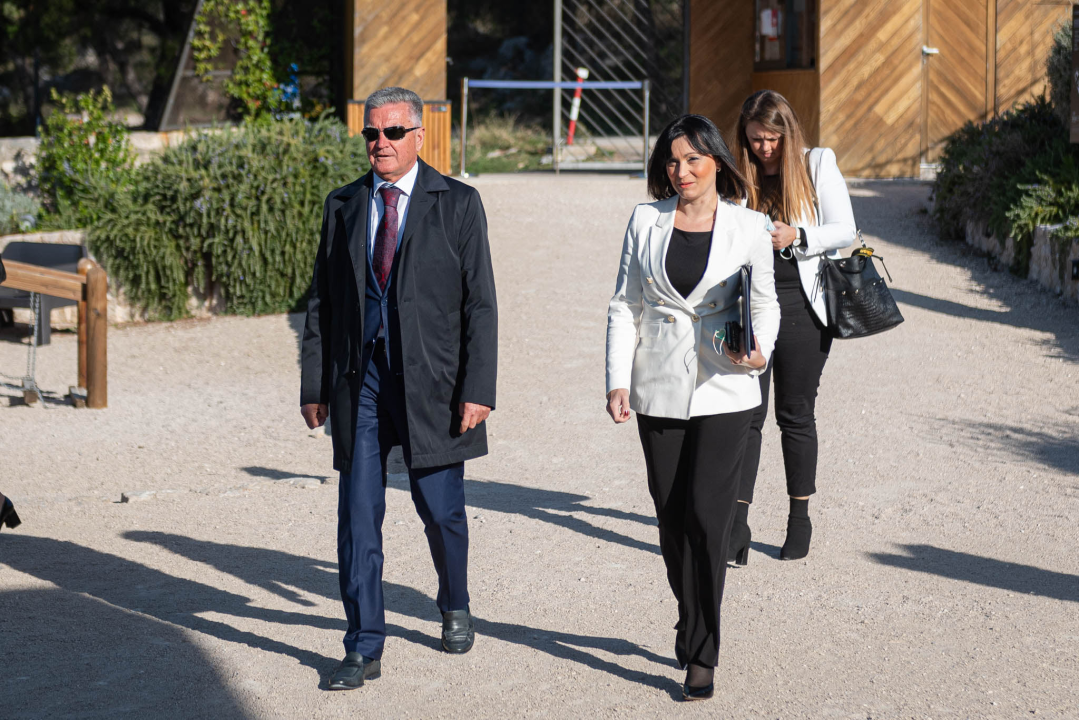 Ministrica Tramišak u Šibenik donijela kuvertu tešku 10,2 milijuna kuna: Novac ide za Bikarac, Pode, tvrđave i kanal sv. Ante   