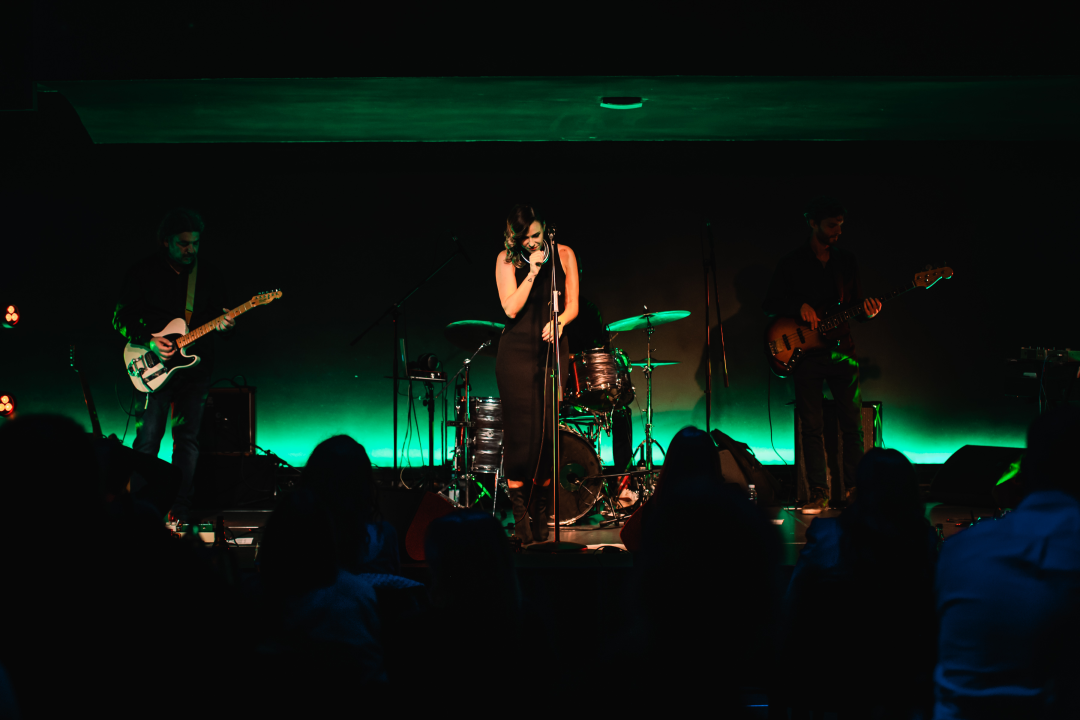 Natali Dizdar u ‘Arsenu’ u suzama otpjevala Arsenovu Zamijenit ću te gorim i proslavila 20 godina karijere