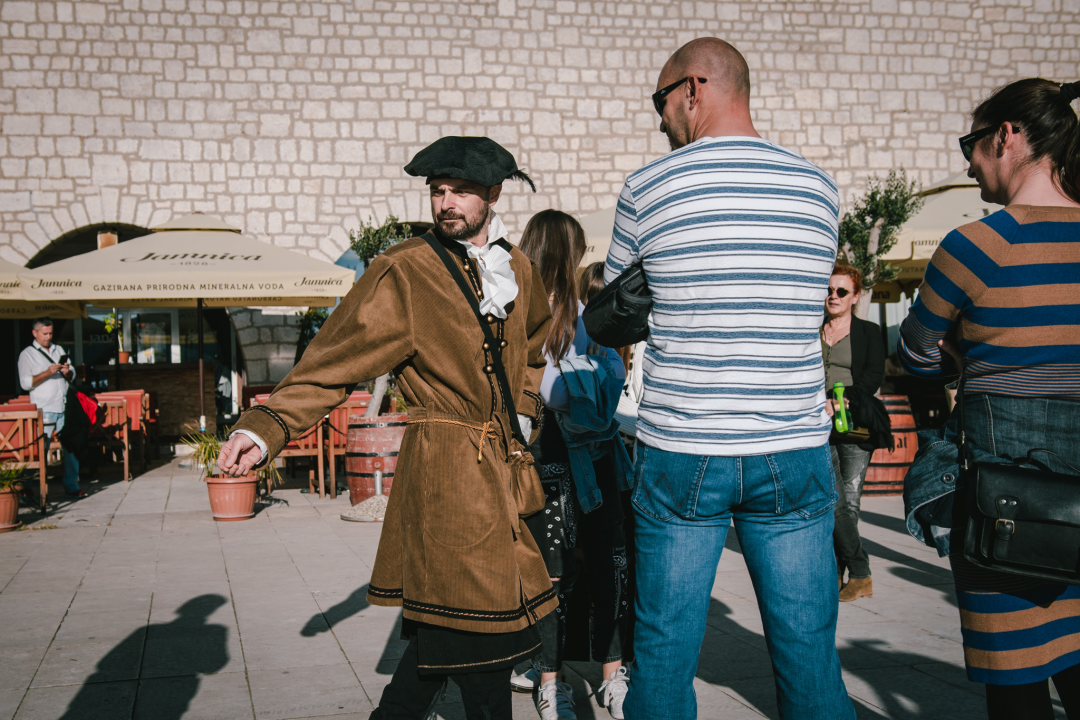 Od brudetože, priko buklije do dišpetože: Šibenski vodiči odličnom turom do suza nasmijali sugrađane 
