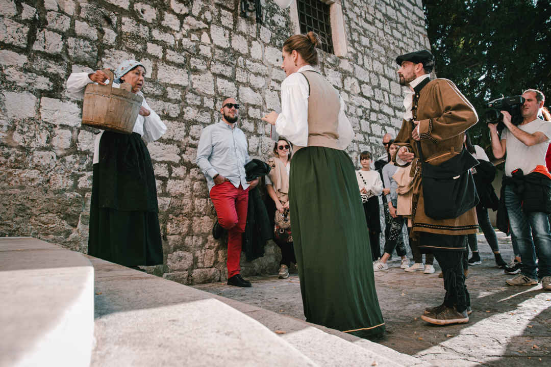 Od brudetože, priko buklije do dišpetože: Šibenski vodiči odličnom turom do suza nasmijali sugrađane 
