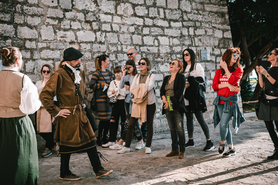 Od brudetože, priko buklije do dišpetože: Šibenski vodiči odličnom turom do suza nasmijali sugrađane 