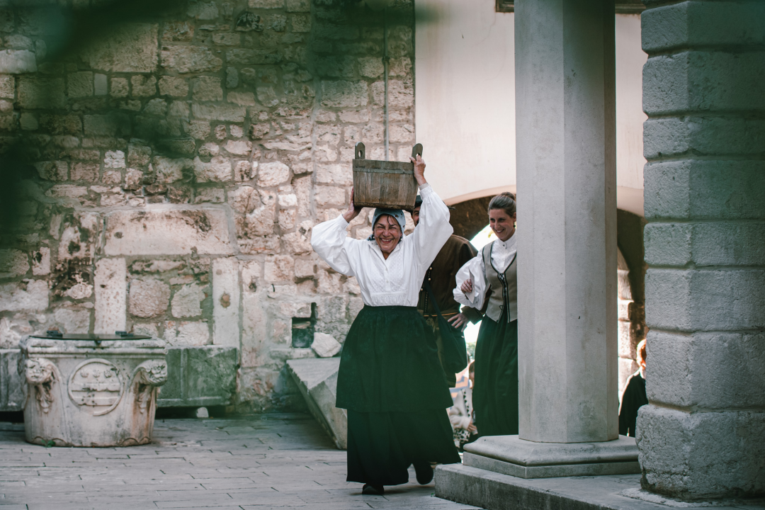 Od brudetože, priko buklije do dišpetože: Šibenski vodiči odličnom turom do suza nasmijali sugrađane 