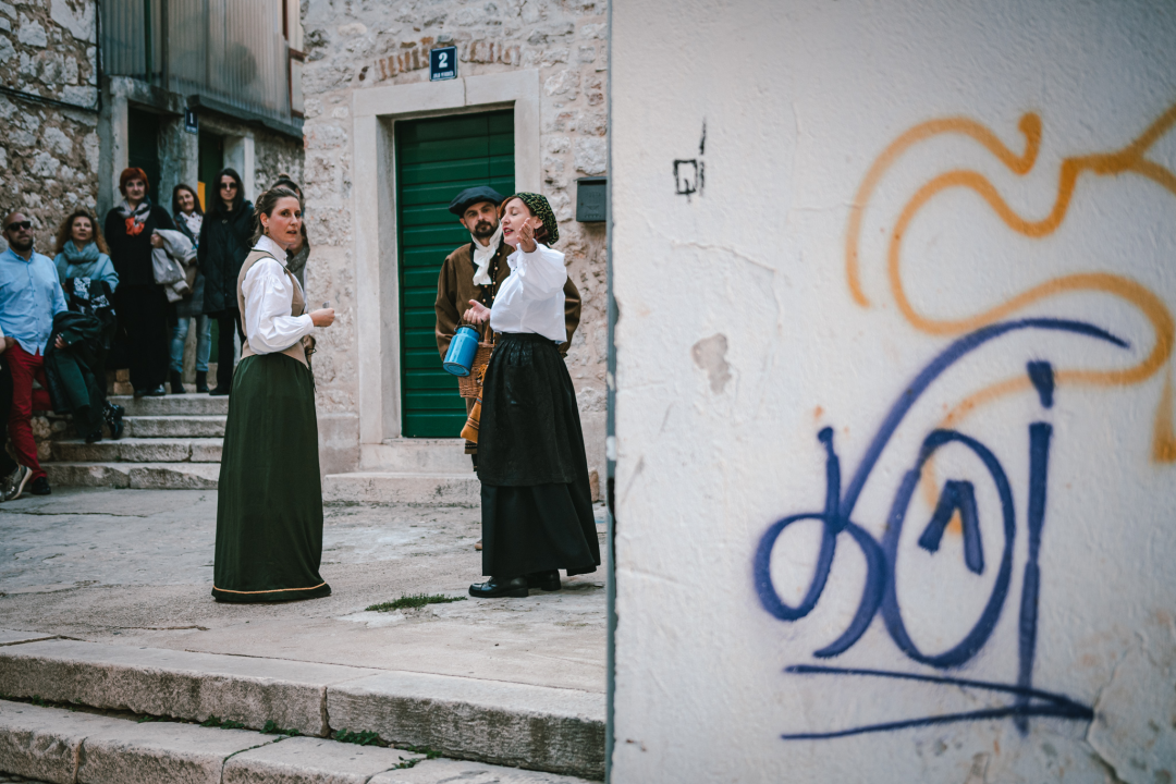 Od brudetože, priko buklije do dišpetože: Šibenski vodiči odličnom turom do suza nasmijali sugrađane 