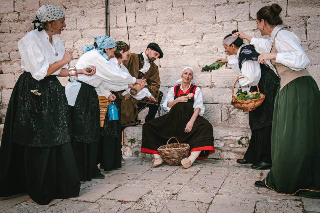 Od brudetože, priko buklije do dišpetože: Šibenski vodiči odličnom turom do suza nasmijali sugrađane 