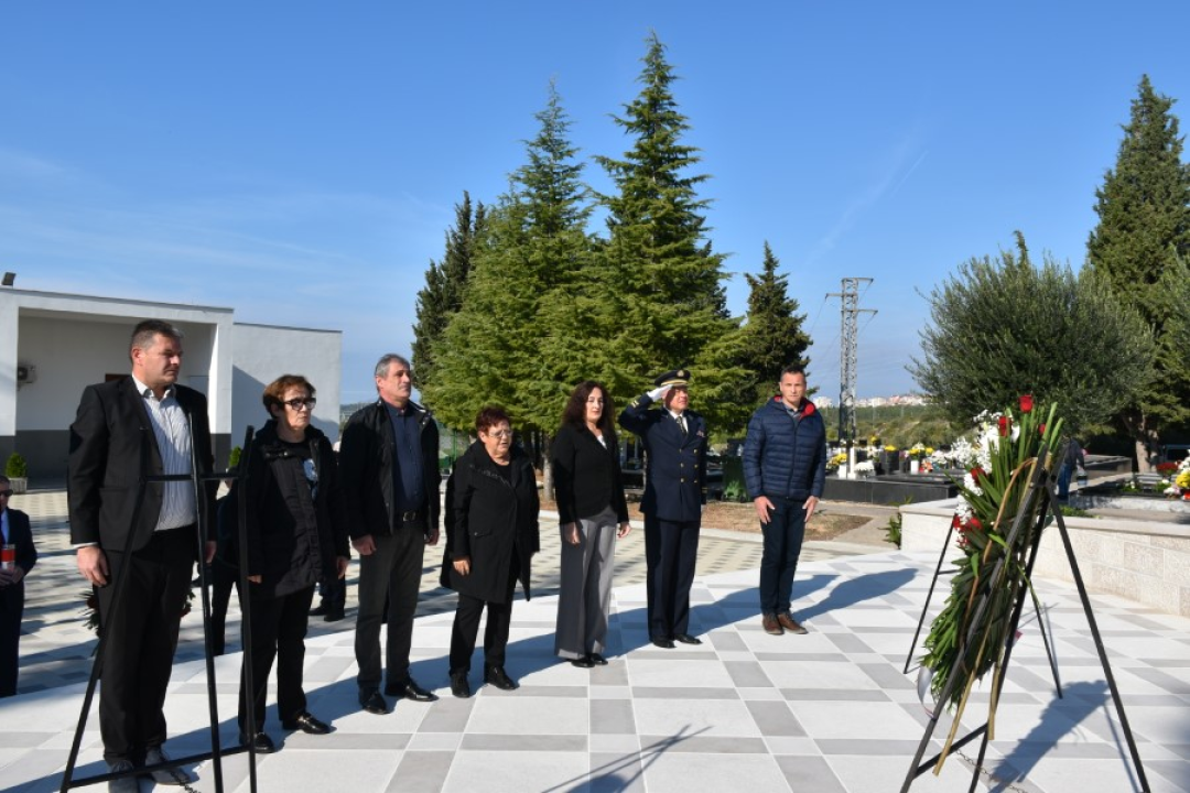 Uoči blagdana Svih svetih, položeni vijenci i zapaljene svijeće na Kvanju