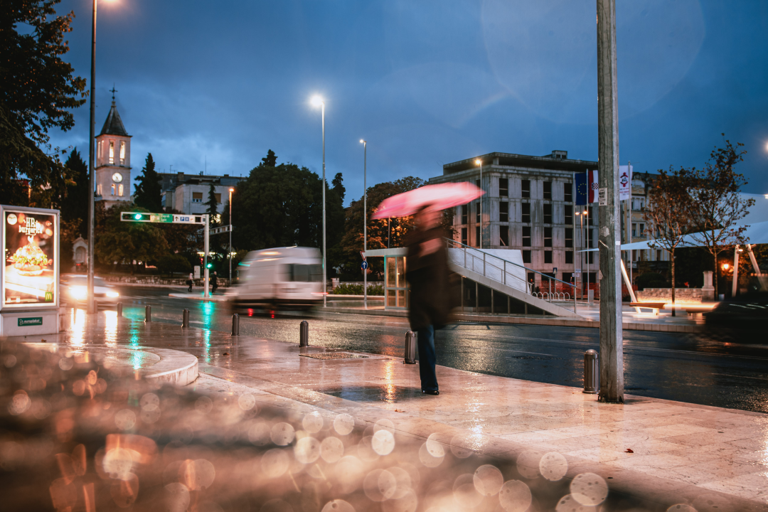 Kiša i jugo ispraznili grad: Prolaznika je malo, ali nekima ne smeta vožnja romobila po kiši