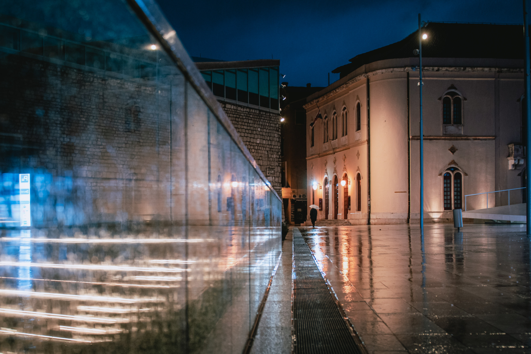 Kiša i jugo ispraznili grad: Prolaznika je malo, ali nekima ne smeta vožnja romobila po kiši