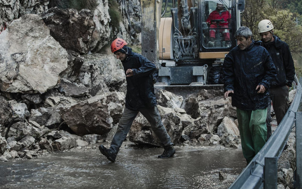 Morate ovo vidjeti: Tone kamenih gromada pale na cestu kod Omiša, srećom nije bilo auta