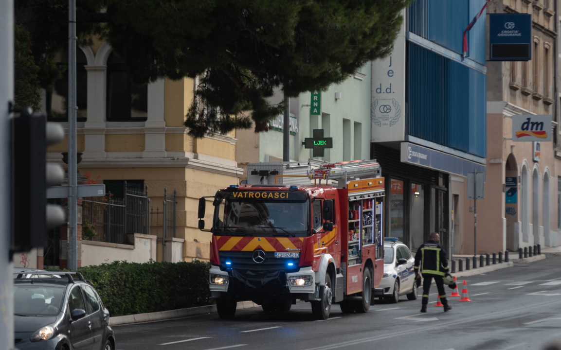 Urušila se kuća u centru Šibenika, dio pao na susjedni kafić: 'Nema većeg oštećenja, sva sreća da nitko nije stradao'