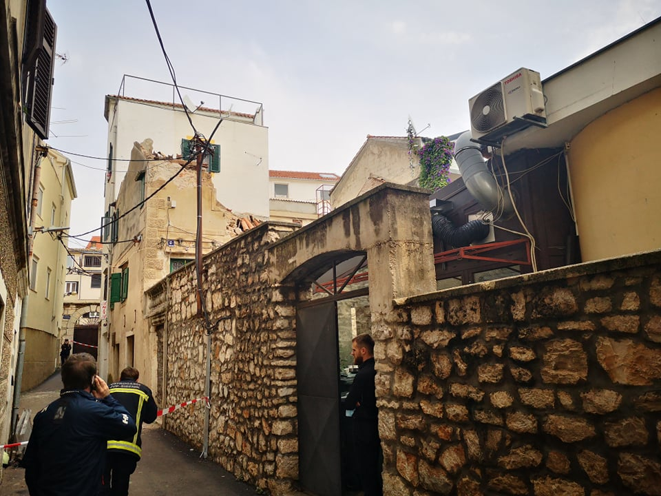 Urušila se kuća u centru Šibenika, dio pao na susjedni kafić: 'Nema većeg oštećenja, sva sreća da nitko nije stradao'