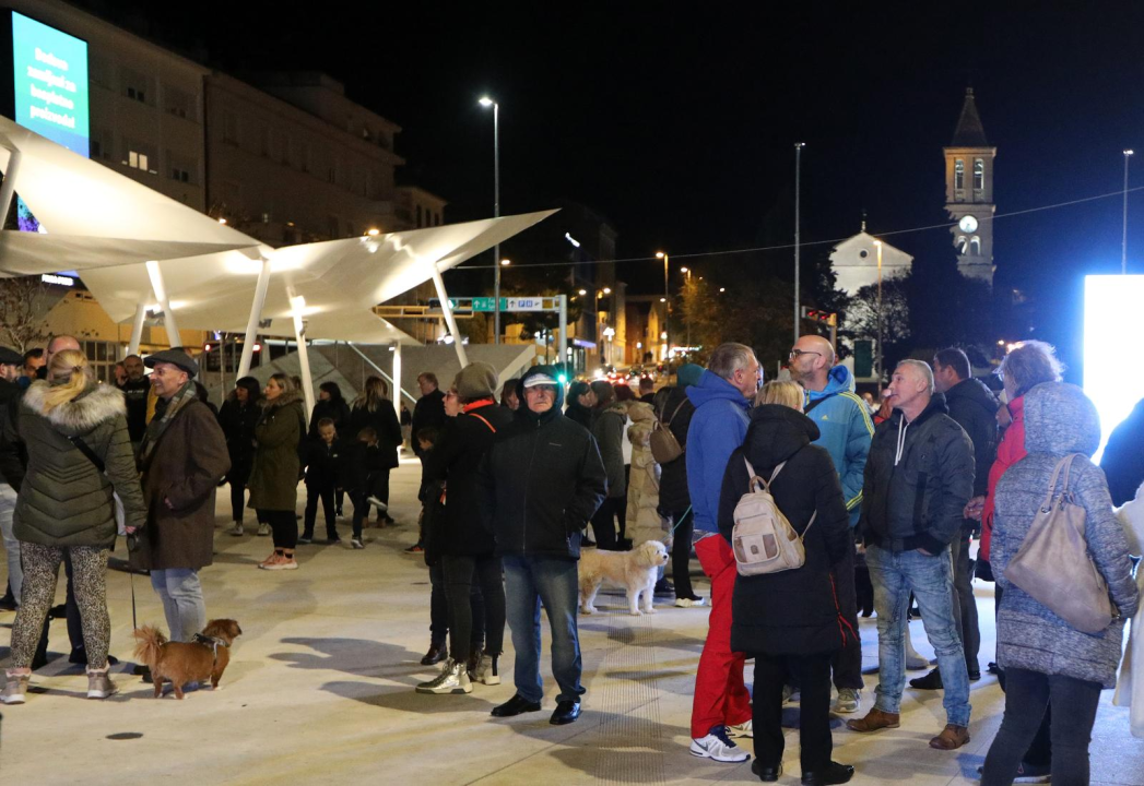 Šibenčani se okupili na Poljani pa upalili svijeće pred zgradom Županije, dosta im je covid potvrda 