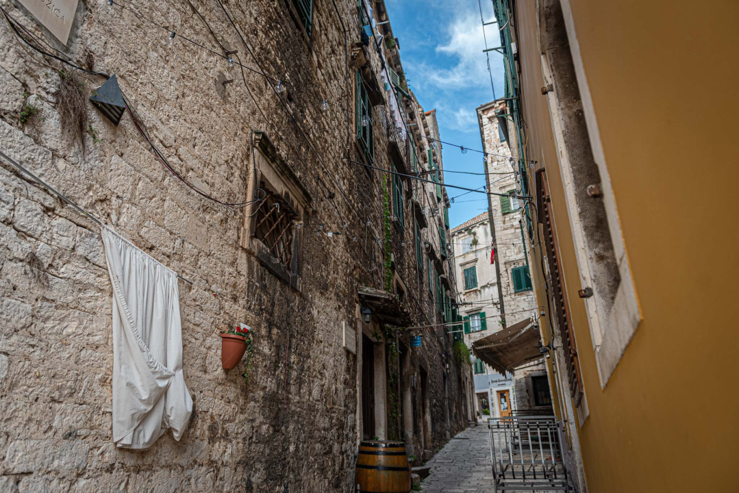 'Prozori propuštaju, otpadaju škure, urušava se strop': Na Meduliću je kritično, provjerili smo koje još zgrade u centru trebaju hitnu adaptaciju  